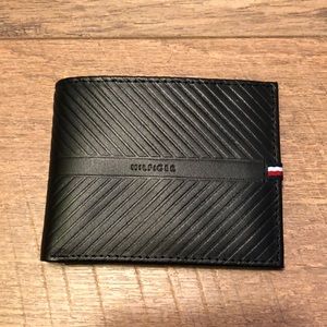 NWOT Tommy Hilfiger men’s wallet
